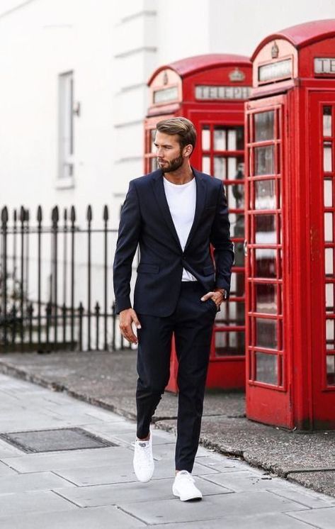 Street Style Suit, Casual Look For Men, Suits And Sneakers, Men Moda, Blazer Outfits Men, Blue Suit Men, Smart Casual Men, Designer Suits For Men, Mens Fashion Smart