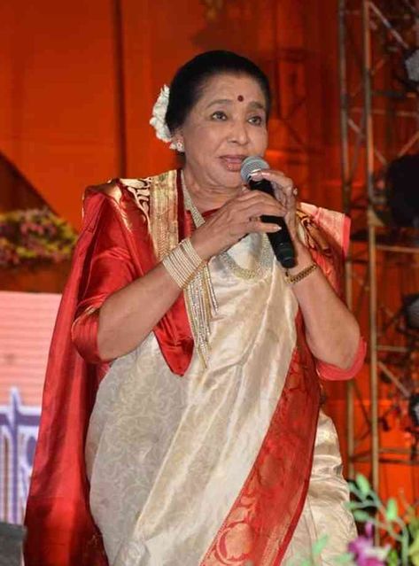 Asha Bhosle, Kishore Kumar, Wedding Couple Photos, Lata Mangeshkar, Indian Music, Bollywood Music, Saree Designs Party Wear, The Melody, Vintage Bollywood