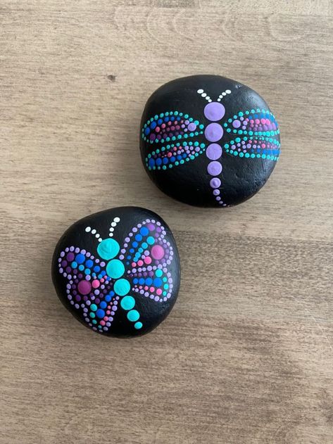 Mendella Rock Painting, Dot Stone Painting, Dot Painting On Rocks Easy, Painting Dots On Rocks, Dotted Rock Painting, Dot Rock Art, Dot Painting Rocks Easy, Mandela Rock Painting Easy, Dot Painting Dragonfly