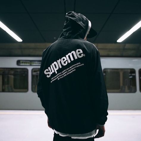 Instagram Supreme Hypebeast, Supreme Clothing, Sportswear Outfits, Street Culture, Men Street, 인물 사진, Mens Sportswear, Look Cool, Urban Fashion