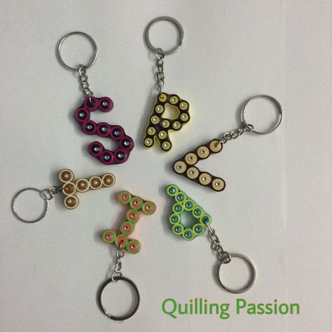 Alphabe key ring Quilling Keychains, Emoji Craft, Paper Quilling Earrings, Arte Quilling, Quilling Animals, Paper Quilling Tutorial, Paper Quilling Cards, Origami And Quilling, Paper Quilling Jewelry