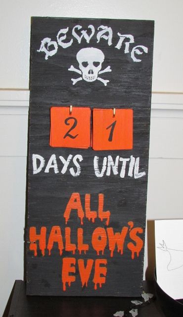 Halloween Countdown Diy, Halloween Countdown Sign, Countdown Ideas, Countdown Sign, Halloween Potion Bottles, Halloween Outside, Days Until Halloween, Halloween Wood Crafts, Halloween Potions