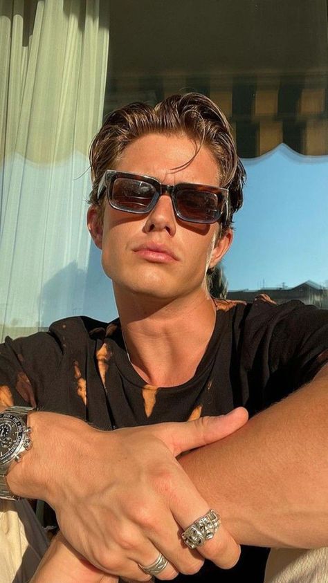 Men Pose Ideas, Sunglasses Men Aesthetic, Sunglass Men, Boys Sunglasses, Aesthetics Tumblr, Instagram Inspiration Posts, Mens Outfit Inspiration, Model Aesthetic, Boy Photography Poses