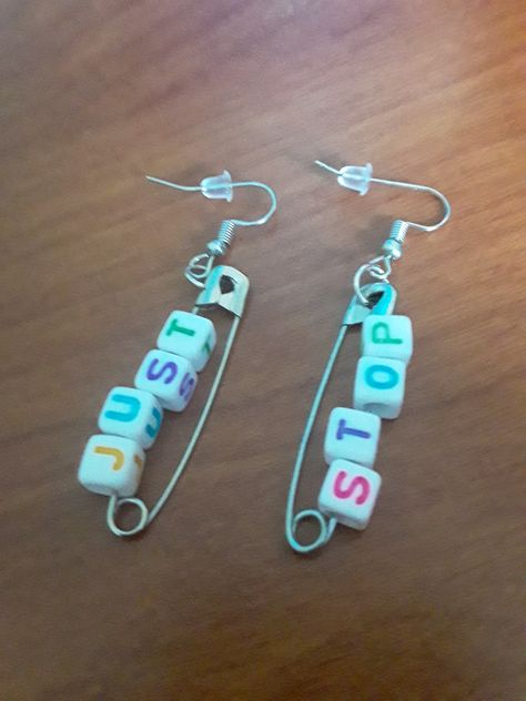 Safety Pin Earrings Diy, Diy Safety, Safety Pin Jewelry, Safety Pin Earrings, Letter Beads, Pin Jewelry, Safety Pin, Seed Bead Earrings, Diy Earrings