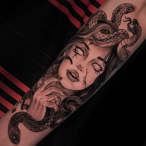 Agenda Aberta para tatuar: Artistas com a Agenda Aberta - Blog Tattoo2me Medusa Tattoo On Forearm, Unique Medusa Tattoo Sleeve, Me As A Tattoo, Medusa Shin Tattoo, Desenho Medusa Tattoo, Medusa Tattoo Design For Men, Tattoo Medusa Feminina, Medusa Arm Tattoos For Women, Medusa Tattoo Forearm