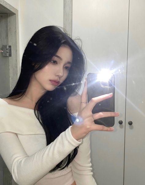 Korean Girl Face Claim, 90s Ootd, Foto Pin, Ulzzang Korea, Girls With Black Hair, Korean Ulzzang, Mirror Selfie Poses, Korean Aesthetic, Uzzlang Girl