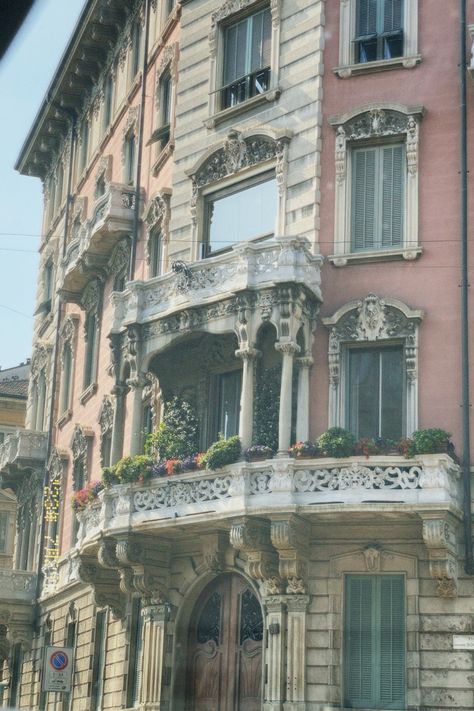 Milan Balcony, Cute Balcony, Flowers Architecture, E Flowers, Italy Home, Balcony Flowers, Old Camera, Architecture Old, Home House