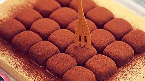 2-Ingredient Condensed Milk Truffles Recipe | DIY Joy Projects and Crafts Ideas Truffle Recipe Easy, Easy Truffles, Dessert Simple, Truffle Recipe Chocolate, Truffle Recipe, Creamy Desserts, Valentines Food, Candy Desserts, Easy Chocolate