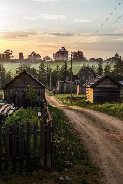 Russian Country House, Russian Countryside Aesthetic, Russia Countryside, Russian Village, European Village, Russian Architecture, Europe Aesthetic, French Culture, Village Life