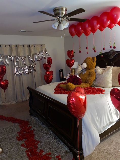 Relashion Ship, Birthday Room Surprise, Girlfriend Things, Surprises For Him, Romantic Room Surprise, Room Surprise, Date Night Aesthetic, Romantic Valentines Day Ideas, Rose Bedroom