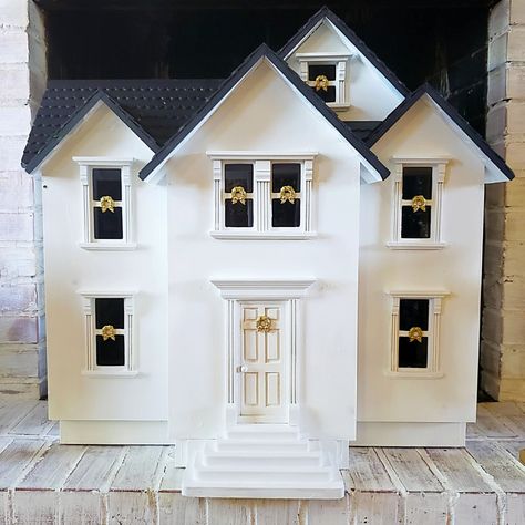 Melissa And Doug Victorian Dollhouse Makeover, Magnolia Dollhouse Makeover, Melissa And Doug Dollhouse Makeover, Dollhouse Painting Ideas Exterior, Dollhouse Exterior Ideas, Vermont Farmhouse, Dollhouse Makeover, Shingle House, Magnolia Collection