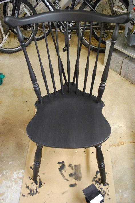 how to paint windsor chairs black – delight Windsor Chair Makeover, Painted Chairs Diy, Painting Kitchen Chairs, Painted Chairs Dining Room, Black Kitchen Chairs, Painted Wooden Chairs, Painted Wood Chairs, Chalk Paint Chairs, Colonial Chair