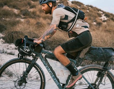 Gravel Bike Outfit, Bicycle Room, Bike Commuting, Gravel Cycling, Bikepacking Gear, Cycling Inspiration, Off Road Cycling, Bike Packing, Gravel Bikes