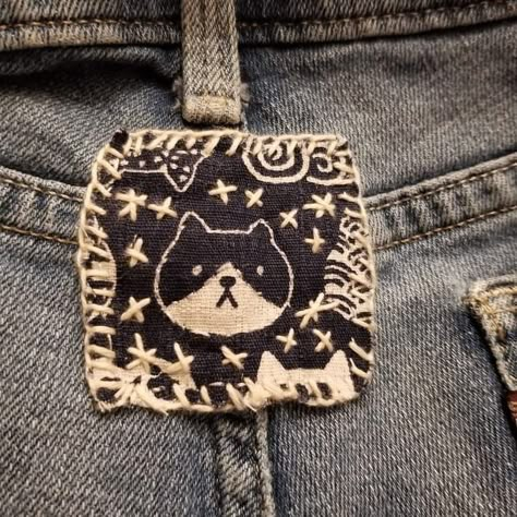 Decorative Patches On Clothes, Diy Fabric Patches Ideas, Sewing Project Inspiration, Patches On Clothes Ideas, Fabric Stamping Clothes, Goth Felt Crafts, Shirt Patches Ideas, Patch Jeans Punk, Patch Ideas Clothing