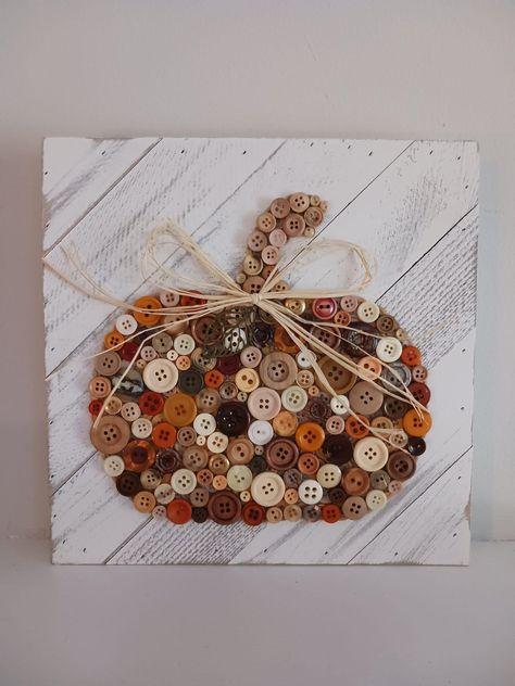 Button Decor, Easy Decor Crafts, Canvas Button Art, Diy Christmas Button Crafts, Christmas Crafts Using Buttons, Rag Crafts, Button Crafts Christmas, Button Halloween Crafts, Halloween Button Crafts