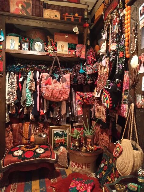 Vintage Dressing Rooms, Hipster Decor, Hippie House, Vintage Thrift Stores, Dressing Room Closet, Antique Booth, Glam Room, Maximalist Decor, Booth Ideas