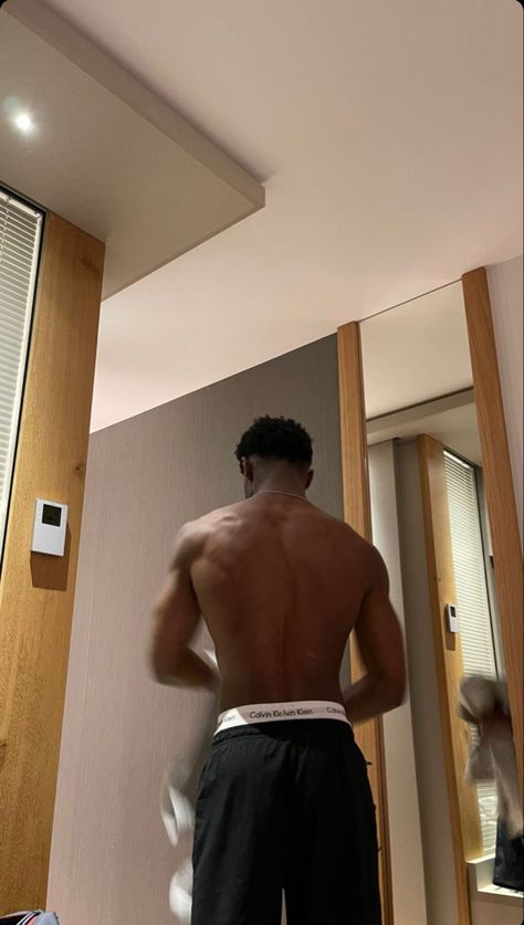 Black Boy Aesthetic Faceless, Black Athletes Men, Tall Men Aesthetic, Muscular Man Aesthetic, Guy Aesthetic Faceless, Gym Aesthetic Men, Black Male Aesthetic, Tall Dark And Handsome Men, Black Men Aesthetic