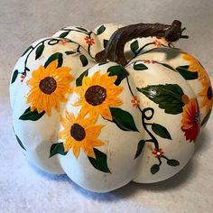 Pretty Pumpkins Painting, Cute Painted Pumpkin Ideas, Painted Pumpkin Ideas, Fall Pumpkins Painting, Horror Scene, Halloween Pumpkin Crafts, Creative Pumpkin Painting, Creative Pumpkin Decorating, Halloween Pumpkin Carving Stencils