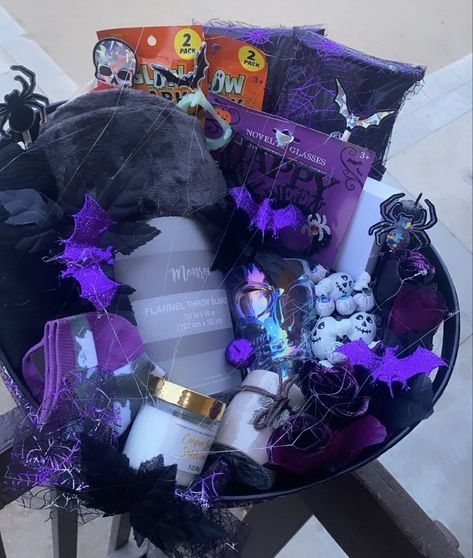 Purple And Black Gift Basket, Black And White Gift Basket, Purple Halloween Basket, Purple Boo Basket, Boo Basket Aesthetic, Halloween Basket, Boo Basket Ideas For Best Friend, Boo Basket Ideas For Girlfriend, Halloween Treat Baskets