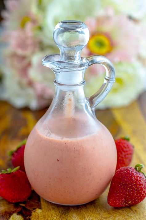 A delicious, healthy, homemade paleo salad dressing to add sweetness to any salad! Strawberry Vinegarette, Cream Cheese Salad, Ginger Kombucha Recipe, Strawberry Dressing, Strawberry Salad Dressing, Paleo Salad Dressing, Homemade Dressing Recipe, Ginger Kombucha, Cheese Salad Dressing