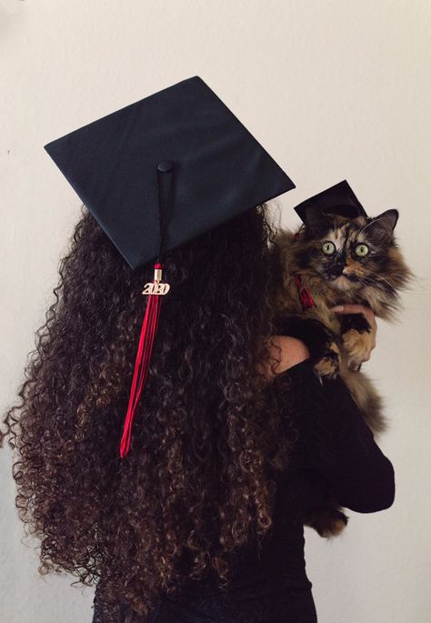 Cat Graduation Pictures, Cat Graduation, 2024 Graduation Picture Ideas, Funny Grad Pics, Vet School Graduation Pictures, Funny Grad Photos, Vet Tech Graduation Pictures, Grad Pic, Nurse Graduation Cap Designs