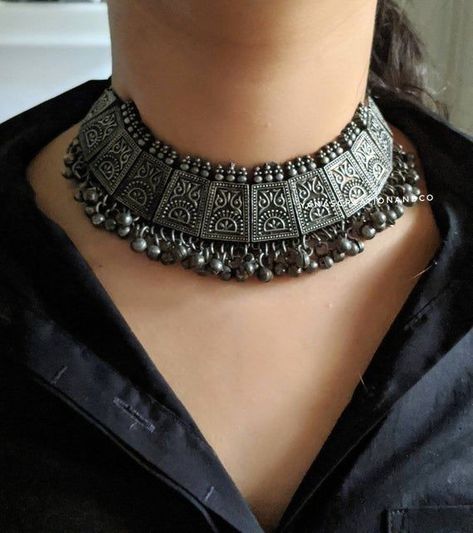 Khushi Karki, Jewellery Grunge, Black Metal Jewelry, Navratri Dress, Traditional Necklace, Oxidised Silver Jewelry, Choker Necklace Designs, Antique Silver Jewelry, Fancy Jewellery Designs