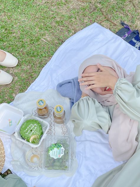 Birthday Photoshoot Hijab, Hijabi Birthday Photoshoot, Ootd Birthday Party Hijab, Hijabi Picnic Outfit, Piknik Outfit, Outfit Piknik, Piknik Aesthetic, Picnic Date Outfits, Picnic Party Decorations