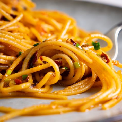 Garlic Butter Spaghetti, Spicy Chili Crisp, Chilli Crisp, Butter Spaghetti, Garlic Noodles Recipe, Garlic Butter Pasta, Crisp Recipes, Garlic Spaghetti, How To Make Chili