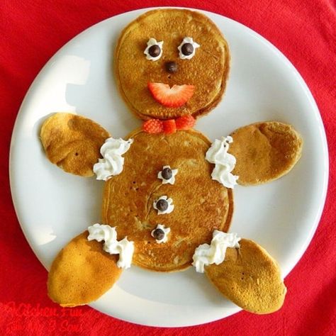 Christmas Pancakes, Gingerbread Pancakes, Christmas Breakfast Recipe, Food Art For Kids, Christmas Morning Breakfast, Edible Crafts, Christmas Brunch, Xmas Food, Christmas Breakfast