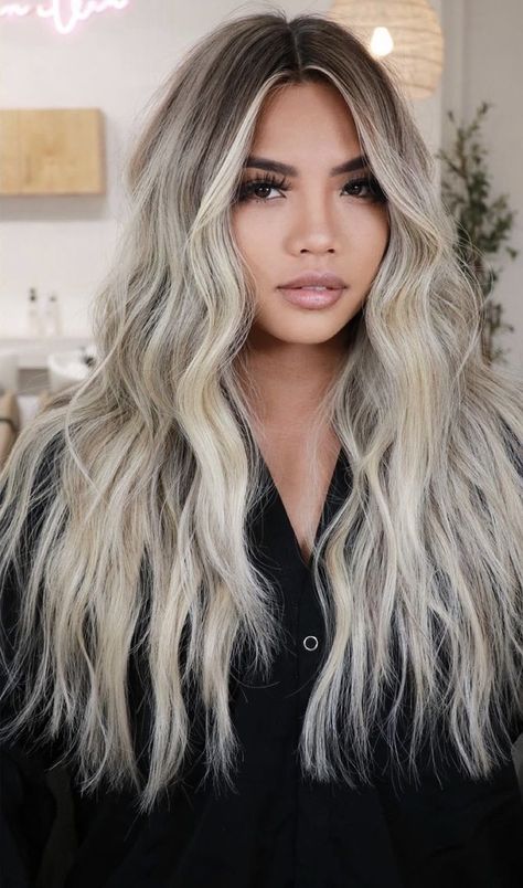 Blonde And Dark Brown Balayage, Shadow Root Blonde Long Hair, Silvery Blonde Hair With Dark Roots, Black Root Smudge Blonde, Root Smudge Icy Blonde, Shadow Root Blonde Dark Roots, Shadow Root Blonde Extensions, Ice White Balayage, Smudge Roots Blonde