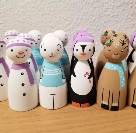 Santa And Mrs Claus Peg Dolls, Winter Peg Dolls, Peg Doll Christmas, Peg Dolls Christmas, Arts And Crafts For Adults, Candy Display, Wood Craft Projects, Wood Peg Dolls, Diy Gifts For Kids