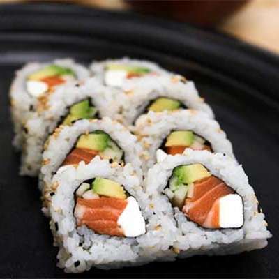 Philadelphia Roll •  Salmon, avocado, asparagus, and cream cheese. Philadelphia Roll, Types Of Sushi Rolls, California Rolls, Sushi Roll Recipes, Yami Yami, Sushi Making, Types Of Sushi, Sushi At Home, Diy Sushi