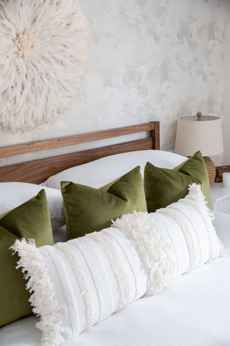 Bedroom Pillows Arrangement, Bed Pillow Arrangement, Bed Accessories, Pillow Arrangement, White Bed, Bedroom Pillows, Throw Pillows Bed, Furniture Trends, Bedding Accessories