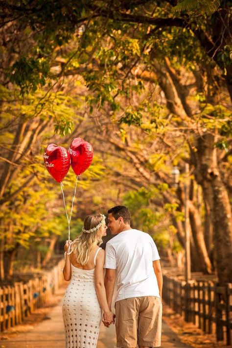 Anniversary Photography, Photo Balloons, Wedding Photoshoot Props, Pre Wedding Shoot Ideas, Engagement Pictures Poses, Anniversary Photoshoot, Anniversary Photo, Couples Anniversary, Valentine Photography