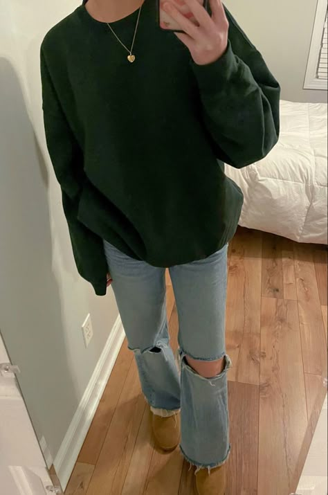 Green Sweatshirt With Jeans, Emerald Hoodie Outfit, Oversized Green Sweatshirt Outfit, Outfit Ideas With Green Sweater, Forest Green Crewneck Outfit, Green Sweater Fall Outfit, Outfits With Green Crewneck, Outfit Ideas Green Shirt, Dark Green Knitted Sweater