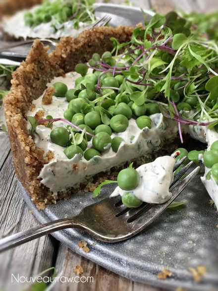 Fresh Herb and Sweet Pea Pie with Balsamic Pepper Crust (raw, vegan) Pea Pie, Vegan Basics, Keto Vegan, American Pie, Paleo Dinner, Raw Vegan Recipes, Clean Eats, Spring Recipes, Raw Food