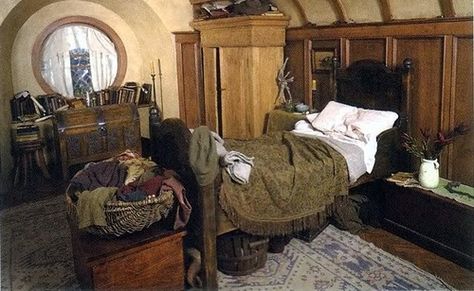 LOTR Hobbiton Bilbo Baggins' Bag End hobbit-hole: Frodo's room. Casa Do Hobbit, Army Bedroom, Bag End, Casa Hobbit, Green Bedroom Decor, Into The West, Hobbit Hole, Hobbit House, Bedroom Green