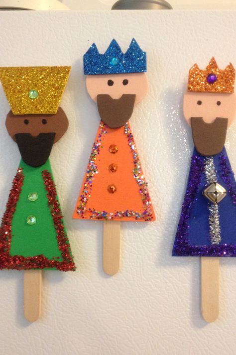 Craft for kids to prepare related to the Three Kings! Just need glue, pop sticks, foam construction paper, glitter and anything you can stick!! 3 Wise Men Craft, Wise Men Craft, Christmas Sunday School Crafts, Palm Sunday Decorations, Childrens Christmas Crafts, Epiphany Crafts, Palm Sunday Crafts, Christmas Sunday School, King Craft