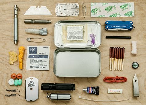 Awesome Altoids Survival Tin! Some great ideas in here! Altoids Tins Survival Kit, Mini Survival Kit, Altoids Box Ideas, Altoid Tin Ideas, Survival Tin, Survival Kit Ideas, Survival Pack, Outdoor Survival Kit, Altoids Tin