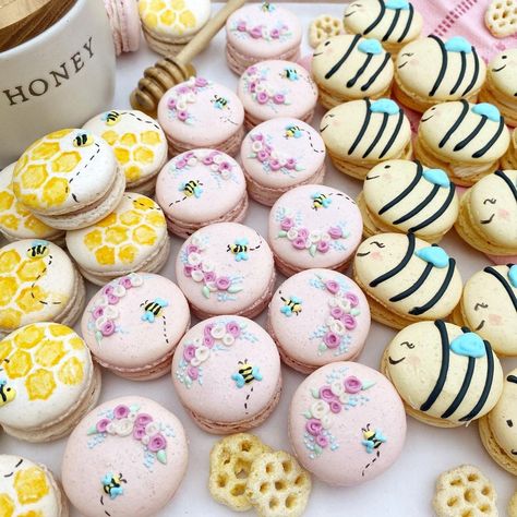 Liz McClure Macarons on Instagram: “Don’t worry, bee happy! These happy bee macarons are honey lemon, honey almond, and double chocolate flavors! Hope everyone has a great…” Bee Macarons, Macaron Decoration, Lemon Honey, Macaroon Recipes, Honey Almonds, Bee Baby, Gender Reveal Cake, Bee Baby Shower, Honey Lemon