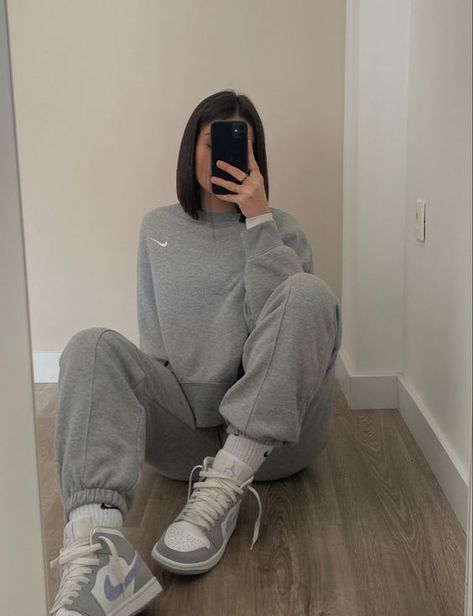 korean outfit style Outfits With Grey Sweatpants, Grey Sweats Outfit, Nike Sweatpants Outfit, Sweatpant Outfits, Workout Outfits Aesthetic, Gray Sweatpants Outfit, Sweat Suits Outfits, Grey Tracksuit, Sweat Gris