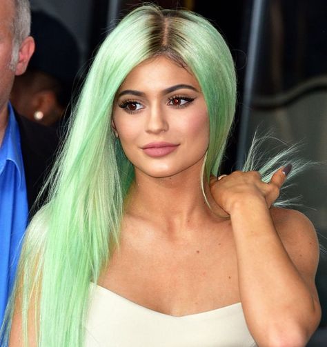 Kylie Jenner New Hair, Kylie Jenner Green Hair, Mint Green Hair, Kylie Jenner Hair, 00s Mode, Kylie Jenner Lips, Mint Hair, Green Wig, Semi Permanent Hair Color