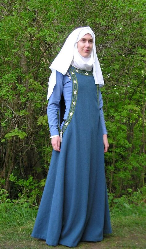 Sideless Surcoat, Medieval Dress Pattern, Medieval Outfit, Medieval Costumes, Medieval Gown, Medieval Garb, Medieval Dresses, Medieval Woman, Medieval Clothes