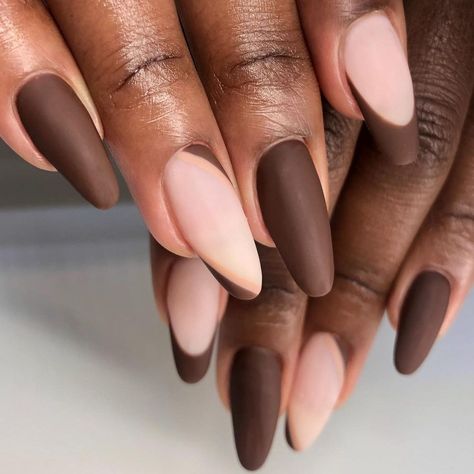 35 Artistic Oval/Almond-Shaped Nail Designs On Black Women - Coils and Glory Short Coffin Matte Nails, Matte Almond Nails Acrylics, Brown Matte Nails, Almond Nails Black Women, Matte Nails Almond, Nude Nails Black Women, Matte Nail Ideas, Nails On Dark Skin, Nails Dark Skin