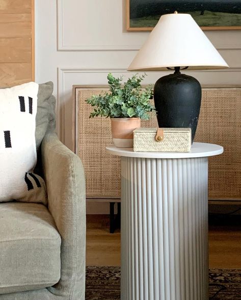 DIY fluted side table by Kismet House Diy Coffee Table Ideas, Modern Side Table Design, Kismet House, Coffee Table Ideas, Diy Side Table, Side Table Decor, Deco Studio, Table Decor Living Room, Plants Decor