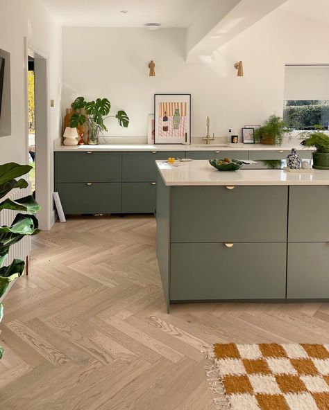 Green Kitchen Modern Design, Ikea Grey Green Kitchen, Green And Oak Kitchen Cabinets, Green In Kitchen, Biophilic Kitchen, Kitchen Ideas Color, Kitchen Ideas Green, Modern Green Kitchen, Kitchen Sage Green