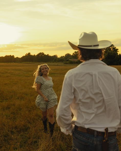 Talk about match made in HEAVEN. Taylor & Lane are so in love - and I am HERE FOR IT 😮‍💨🫶🏼 • • • #wedding #weddingphotography #weddingphotographer #destinationwedding #destinationweddingphotographer #alabamaphotographer #alabamawedding#alabamaweddingphotographer #huntsvillephotographer #birminghamphotographer #decaturphotographer #guntersvillephotographer#documentaryphotography #documentaryphotographer #lifestylephotographer #lifestylephotography #canonphotography #cameracheyphotography #stor... Couples Shoot With Horses, Country Couple Pictures With Horses, Couple In Field Photography, Western Couple Pictures, Couple Horse Photography, County Couples, Southern Couple, Pictures With Boyfriend, Western Couple Photoshoot