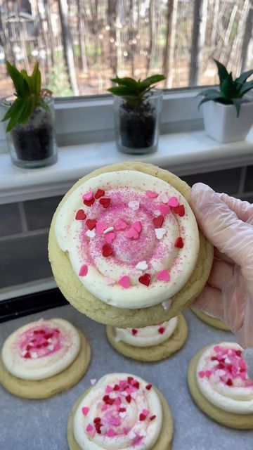 Easy Delicious Dessert, Crumble Cookie Recipe, Valentines Day Sugar Cookies, Valentines Baking, Valentine Recipes, Cookies Easy, Valentine Desserts, Butter Frosting, Easy Baking Recipes Desserts