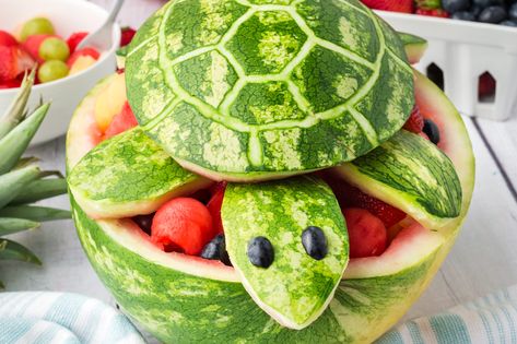 Turtle Watermelon Fruit Salad Desert Fruit, Fruit Salad Decoration, Watermelon Turtle, Finding Dory Birthday Party, Watermelon Fruit Salad, Watermelon Basket, Dory Birthday Party, Finding Dory Birthday, Dory Birthday