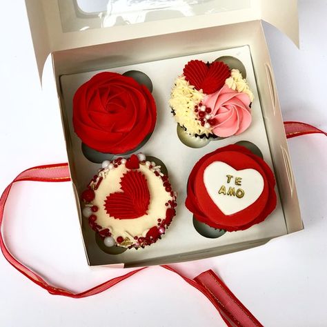 10 Cupcakes decorados de San Valentín, ¡... | Canasta Rosa Cupcakes San Valentin, Cupcake Packaging, Cake For Boyfriend, Foodie Pics, Cupcakes Decorados, Simple Cake Designs, Heart Shaped Cakes, Snack Gift, Valentines Cupcakes